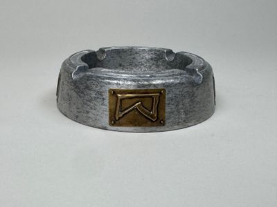 une bague en argent ornée d'un symbole en or