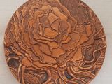 gros plan d'un objet métallique sur une surface blanche