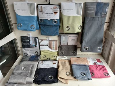 de nombreuses chemises et pantalons pliés exposés dans un magasin