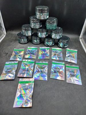 une pile de sachets en papier d'argent posée sur une table
