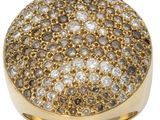 une bague en or jaune sertie de diamants bruns et blancs
