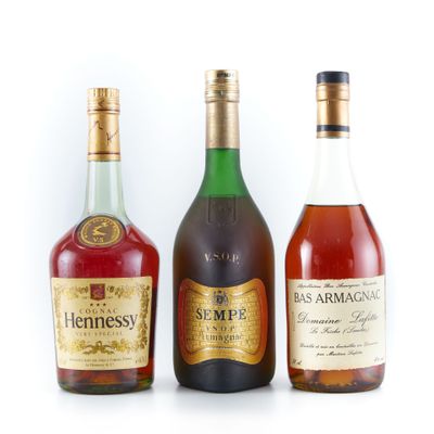 trois bouteilles d'alcools différents posées les unes à côté des autres