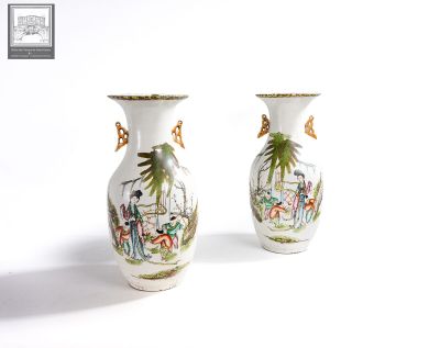 Chine - Paire de vases en porcelaine à décor de femmes et en…