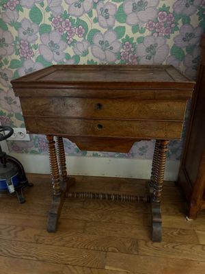 TABLE À OUVRAGE en bois. 69 x 54 x 36 cm. - Photo 1
