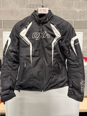 La veste est noire et blanche et porte un logo.