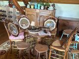 une pièce dans laquelle se trouvent une table, des chaises et une commode