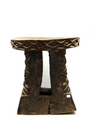 deux tabourets en bois ornés de sculptures sur le dessus, sur fond blanc