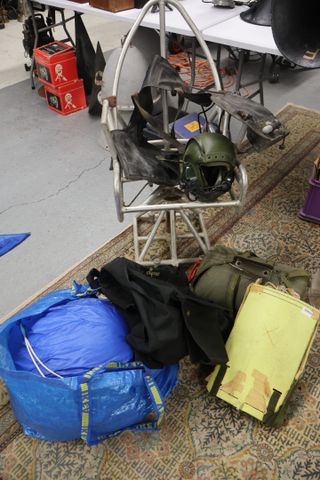 Lot d’aviation comprenant 1 siège éjectable, 3 parachutes, 1 gile...