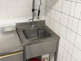 un évier avec robinet dans le coin d'une cuisine