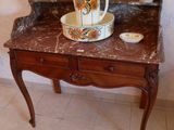 une table sur laquelle sont posés un bol et une tasse