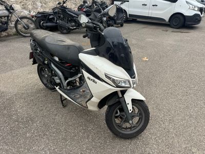 de nombreuses motos garées les unes à côté des autres sur un parking