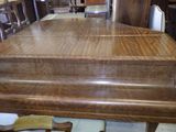 une grande table en bois et des chaises dans une pièce