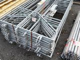 un grand nombre de barres d'acier empilées les unes sur les autres