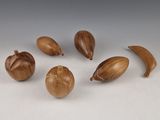 six morceaux de bois posés sur une surface blanche