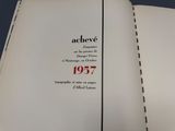 un livre ouvert dont la couverture représente une horloge