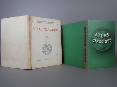 deux livres posés l'un à côté de l'autre sur une surface grise