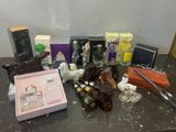 une table sur laquelle se trouvent de nombreux objets différents