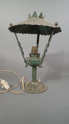 Lampe en fer peint en vert à décor de volutes.