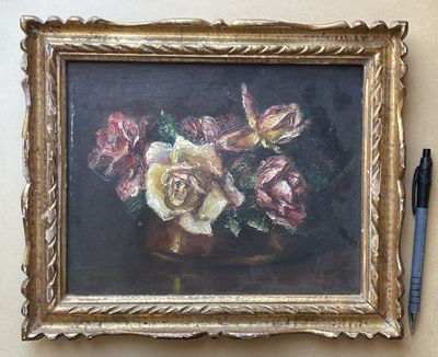 un tableau représentant des roses dans un vase, avec un stylo posé sur la table