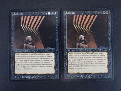 deux cartes sur lesquelles figure l'image d'un squelette