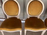 deux chaises avec des sièges rembourrés jaunes et une base blanche