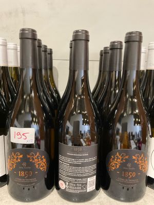 plusieurs bouteilles de vin sont alignées sur un comptoir