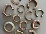 plusieurs types d'anneaux métalliques différents sur une surface grise