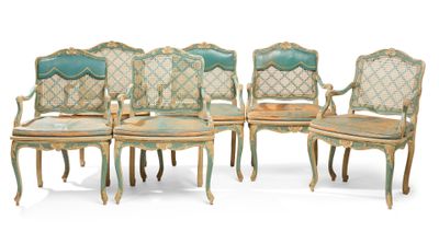 SUITE DE SIX FAUTEUILS à dossier plat, de forme mouvementée,…