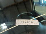 a sticker on the windshield of a car that says vauto