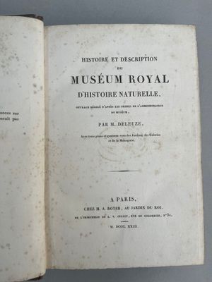 un livre ouvert avec un titre en noir et blanc