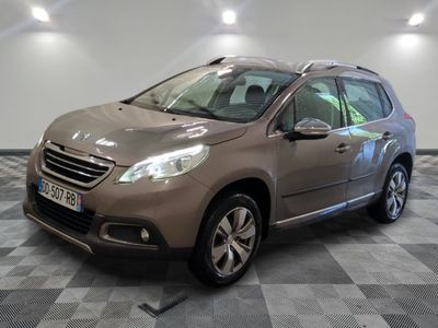 La voiture marron est garée dans le garage, sur le sol à damier.