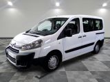 la camionnette blanche est garée dans une grande pièce au sol en damier