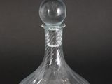 une image représentant une carafe en verre transparent sur fond noir