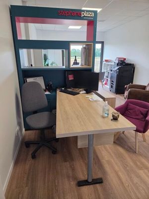un bureau avec une chaise et un ordinateur dans une pièce