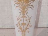 un vase blanc orné d'un motif doré