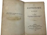 un vieux livre ouvert à une page sur laquelle figure le dessin d'un poisson