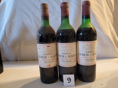 trois bouteilles de vin posées sur une table, avec une étiquette de prix