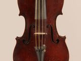 un vieux violon posé sur une surface blanche