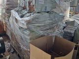 une grande pile de cartons posée au milieu d'un entrepôt