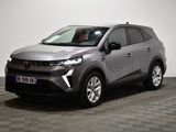 Le nouveau SUV Toyota C-HR est garé dans un showroom.