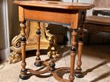 une petite table sur laquelle est posée une lampe
