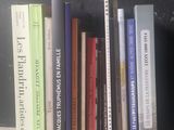 beaucoup de livres sur une étagère