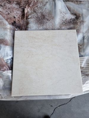 un morceau de papier posé sur un sac en plastique, avec un peu de terre dessus