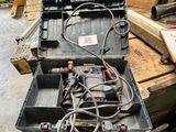 de nombreux outils posés sur une table