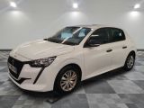 la voiture blanche est garée sur un sol en damier dans le garage