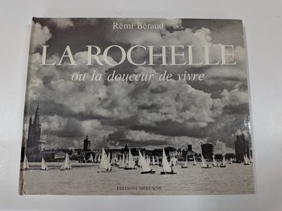 un livre avec une image de ville en arrière-plan