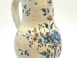 un vase bleu et blanc avec des fleurs