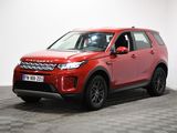 Une Land Rover rouge est garée dans une pièce au sol carrelé en damier.