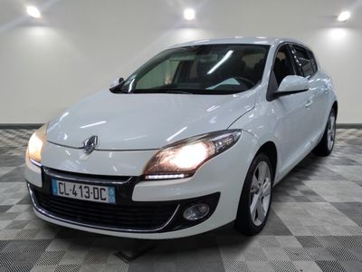la photo d'une voiture blanche garée dans un garage