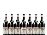 un groupe de six bouteilles de vin assises les unes à côté des autres